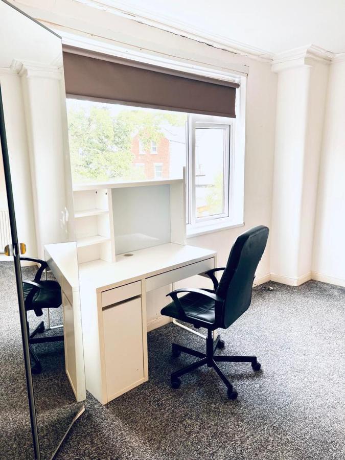 Private Room Close To Leeds University And City Centre Esterno foto