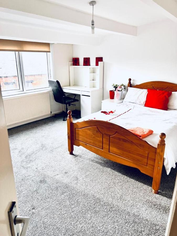 Private Room Close To Leeds University And City Centre Esterno foto