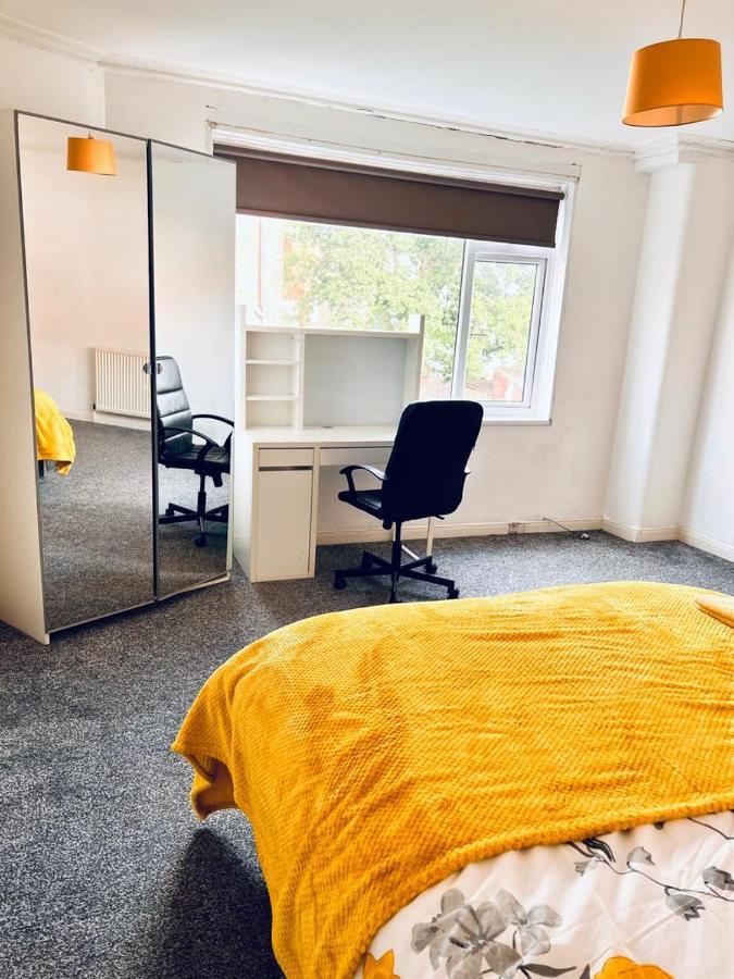Private Room Close To Leeds University And City Centre Esterno foto