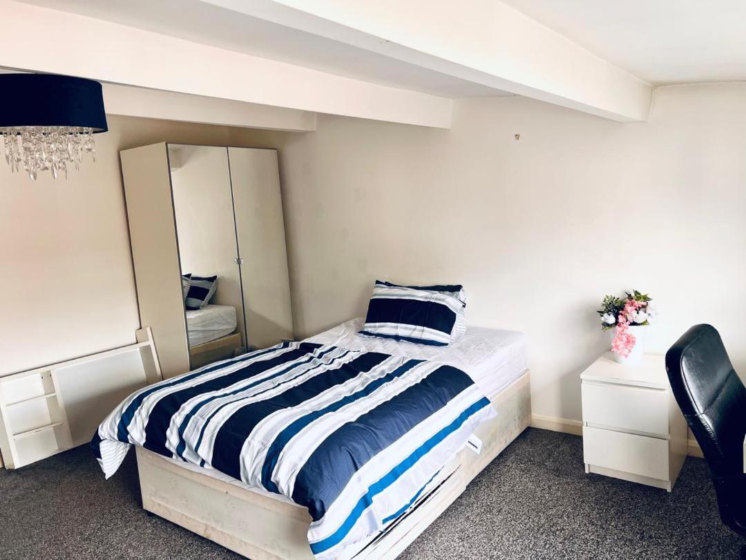 Private Room Close To Leeds University And City Centre Esterno foto
