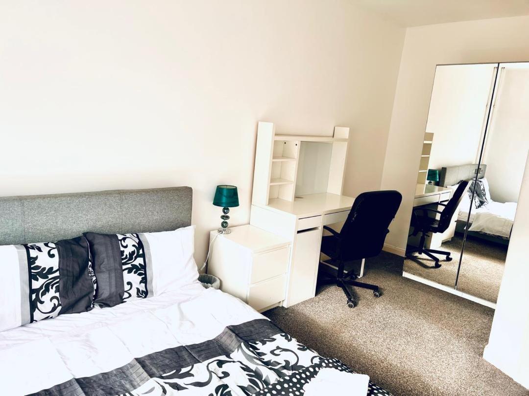 Private Room Close To Leeds University And City Centre Esterno foto